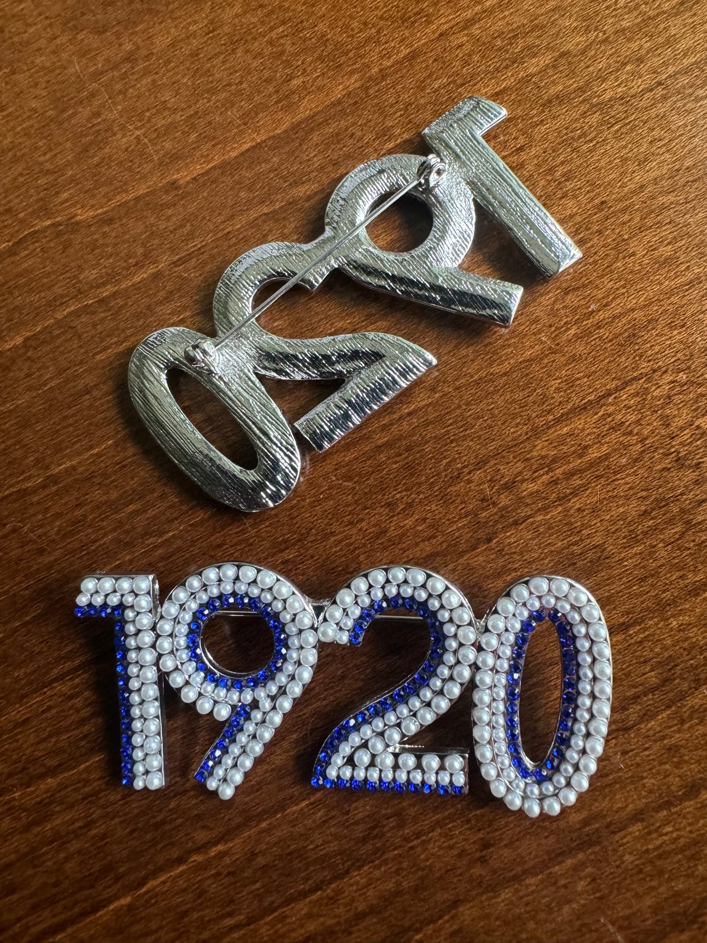 "1920" 3-layer lapel pin