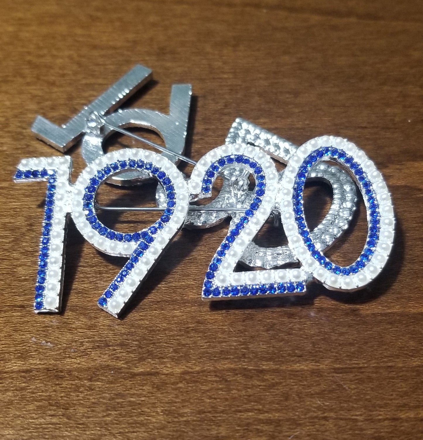 "1920" Shimmery lapel pin