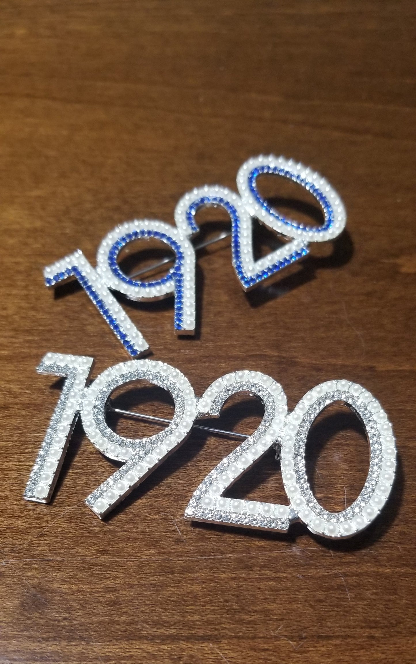 "1920" Shimmery lapel pin