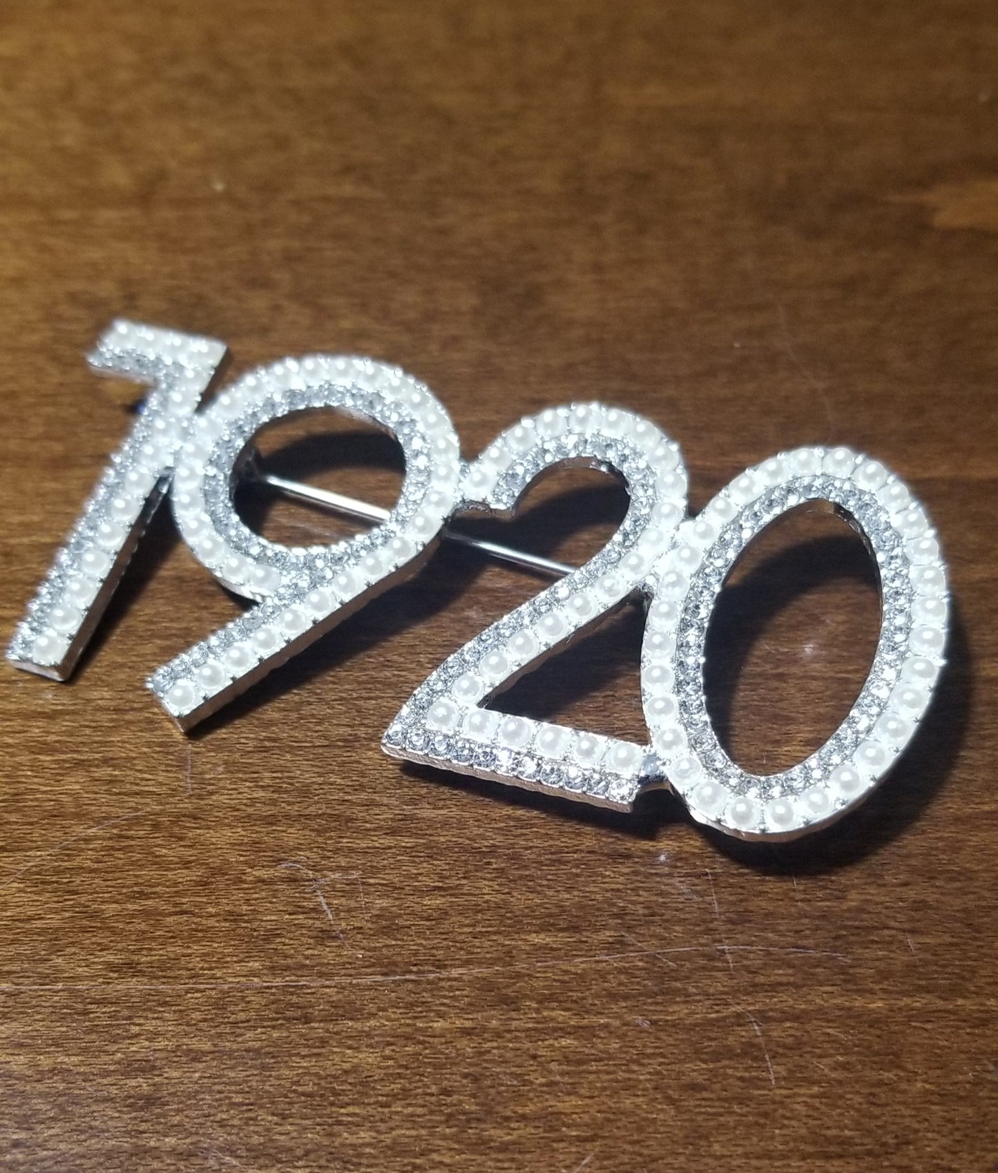 "1920" Shimmery lapel pin
