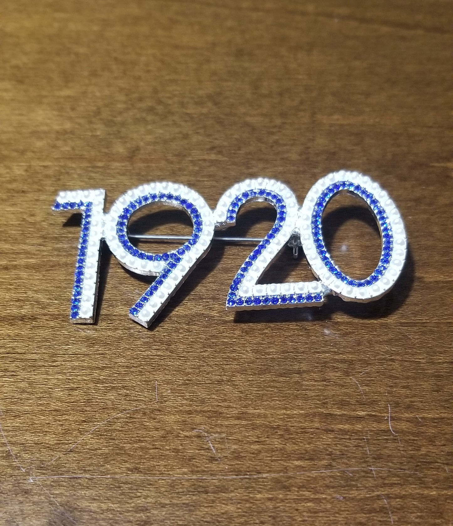 "1920" Shimmery lapel pin