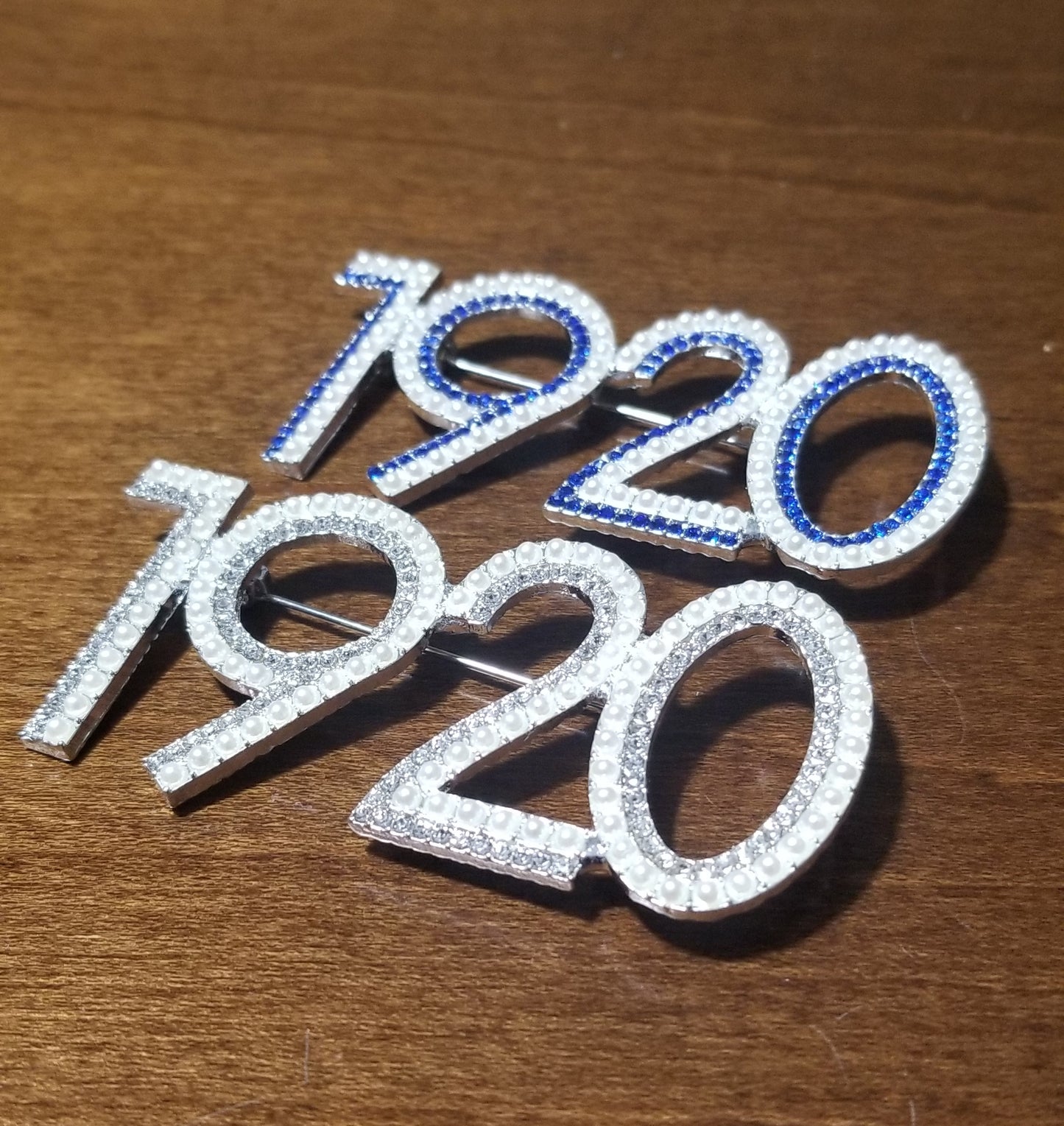 "1920" Shimmery lapel pin