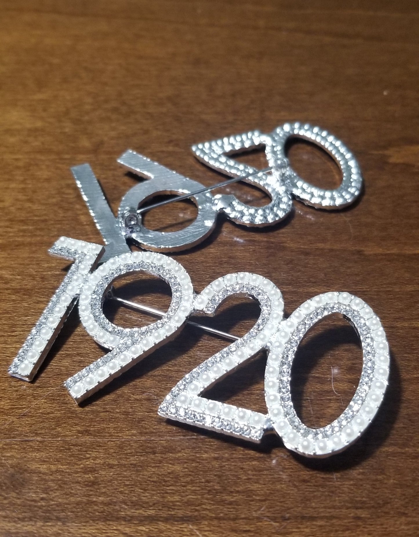 "1920" Shimmery lapel pin