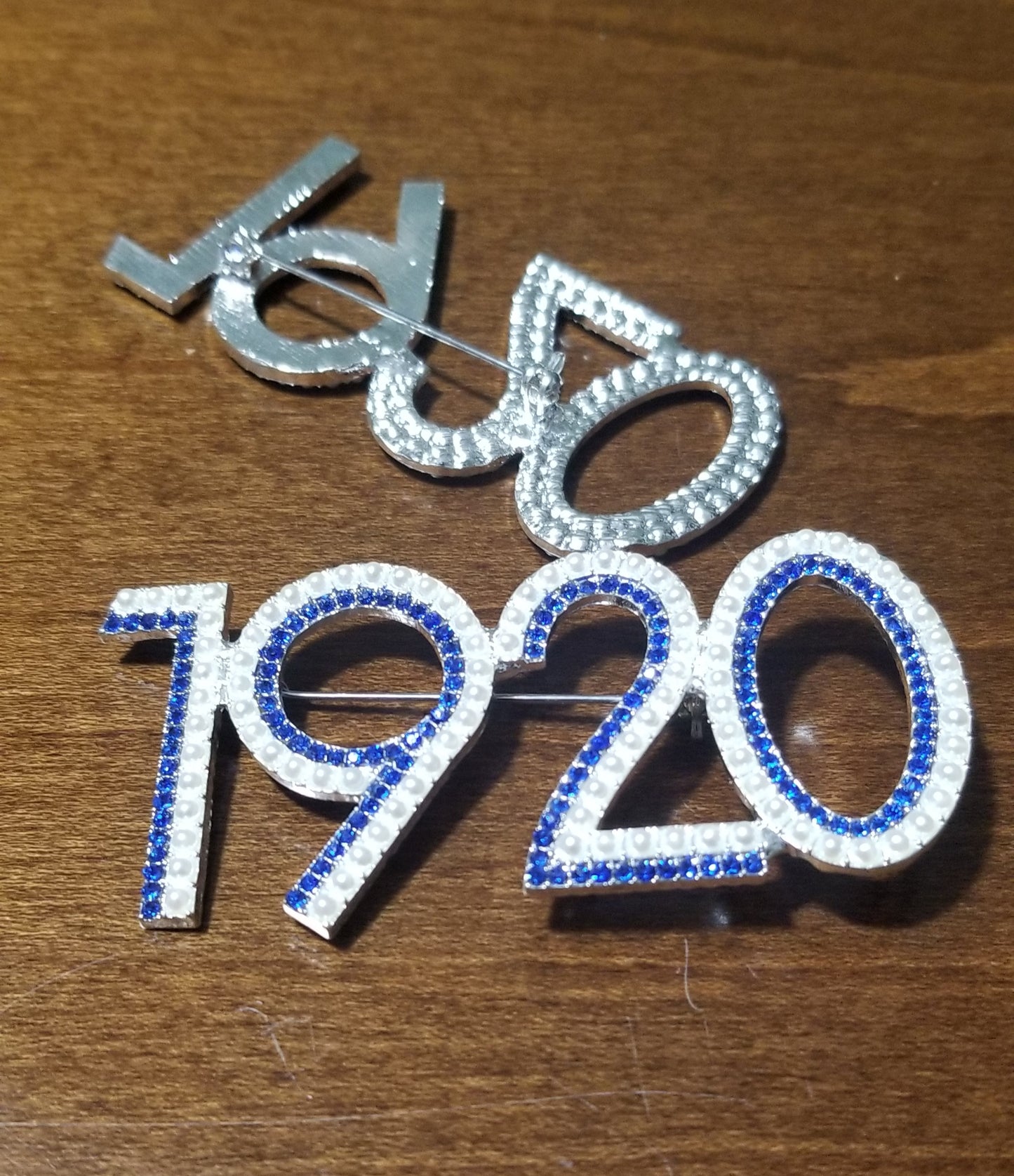 "1920" Shimmery lapel pin