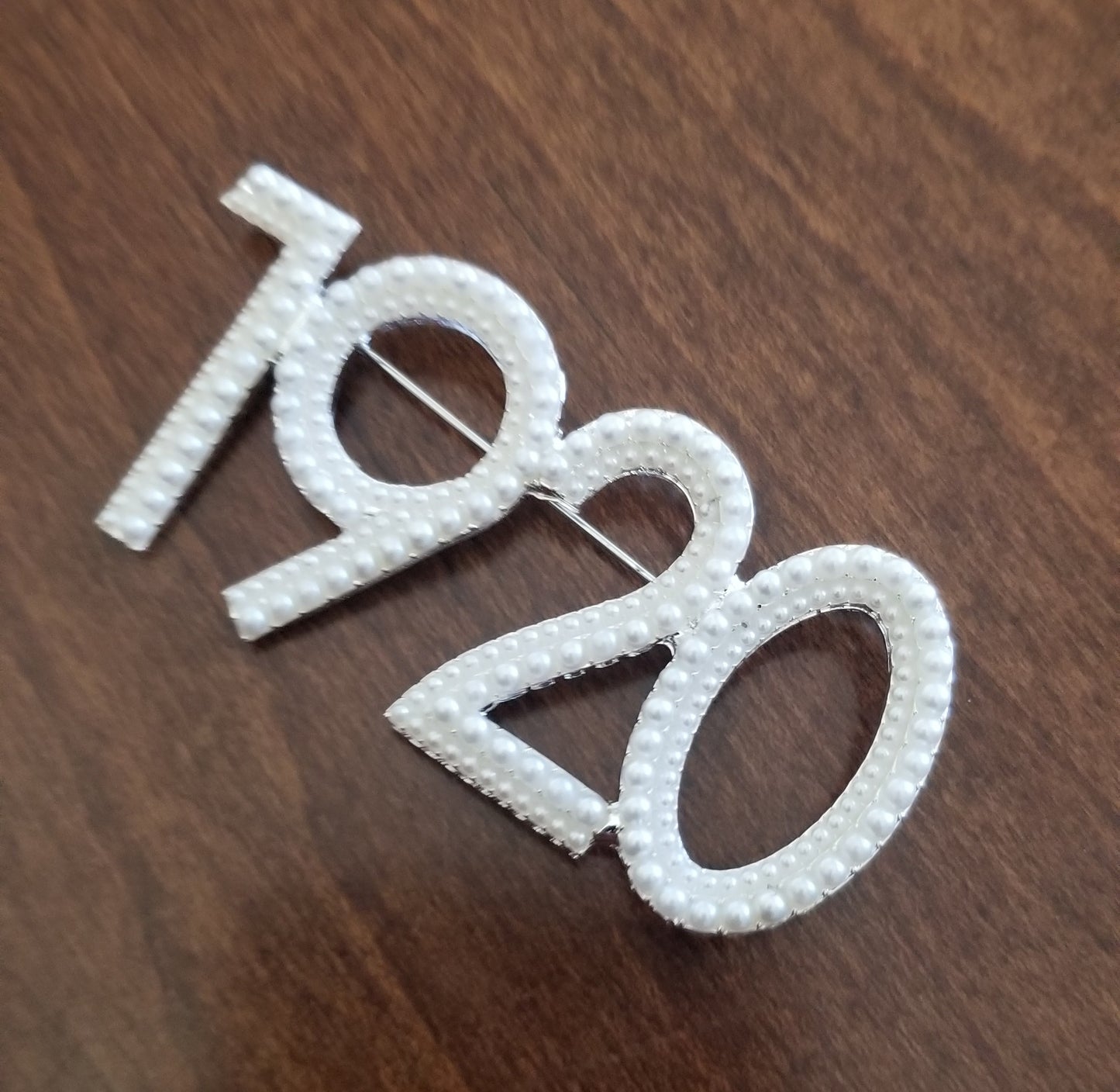 "1920" Shimmery lapel pin