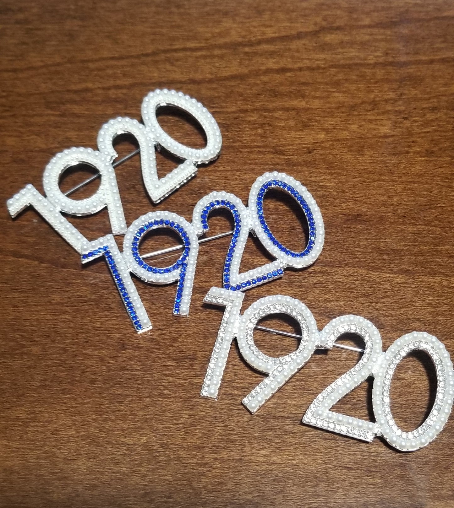 "1920" Shimmery lapel pin